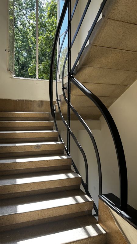 Art deco lépcsőház íves korláttal